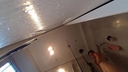 تم ضبطه وهو يتجسس على زوجة أخيه (720_P).mp4