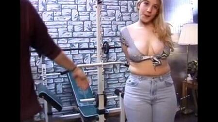 امرأة طويلة الشعر مع الثدي الطبيعي تفحص قضيب الرجل