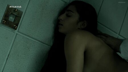 ألبا فلوريس عارية - Vis A Vis الموسم 2 الحلقة 5 (2016)
