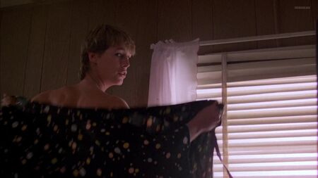جيمي لي كورتيس (مشاهد جيمي لي كورتيس العارية في فيلم "Grandview, USA" عام 1984)