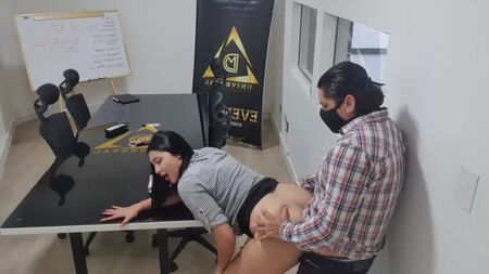 مارتينا سميث - بعد اجتماع العمل، أحتاج إلى مضاجعة جيدة، عليه أن يعرف من هو الرئيس هنا