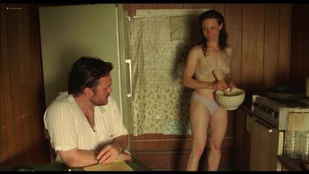 ماريسا تومي، إميلي هينيك، ليلي تايلور عاريات - فيلم «فاكتوتوم» (2005) بدقة HD 1080p على الإنترنت
