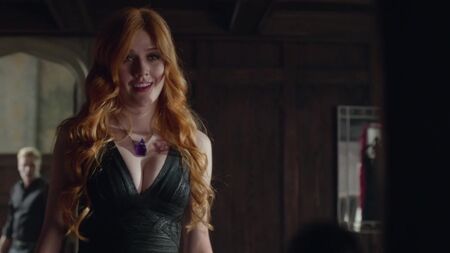 إميرالد توبيا، كاثرين ماكنمارا - Shadowhunters (2016) الموسم 1 الحلقة 4