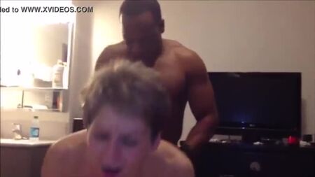 زوجة ناضجة شديدة الشهوة تخون زوجها