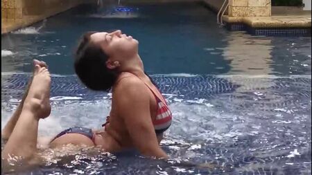 VaneYoga في المسبح: تمرين "فلو" بدون إحماء