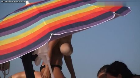 شاطئ للنساء عاريات الصدر ذوات الصدور الكبيرة