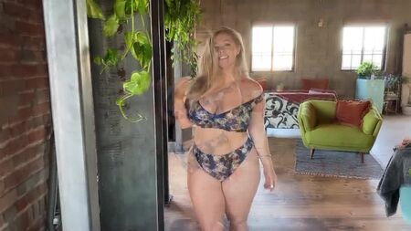 إيلانا بريان: وراء الكواليس مع Fashion Nova Curve - 4K