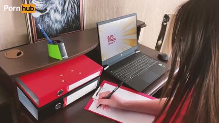 رئيسي في العمل يضاجعني مرة أخرى بينما زوجي ينتظرني في المنزل