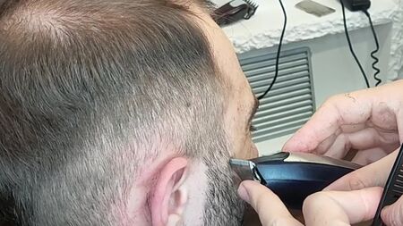 كيفية قص شعر "الموليت" __ دليل قص شعر "الموليت" __ قصة "الموليت" العصرية ذات التدرج العالي __ تسريحة الشعر وقصة الشعر