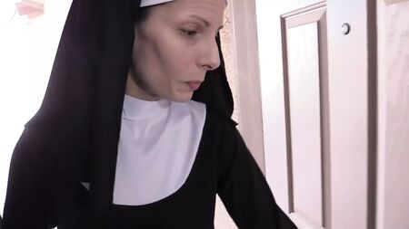 زوجة راهبة مجنونة تمارس الجنس وهي ترتدي جوارب