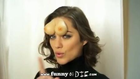 "Forehead Tittaes" مع ماريون كوتيارد