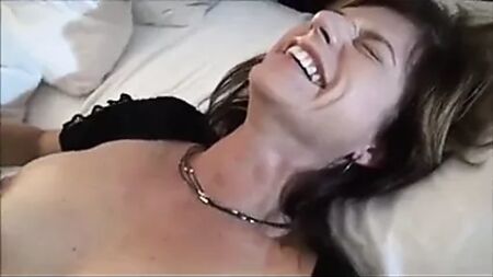 زوجة ناضجة تتعرض للخيانة الزوجية