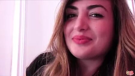 ممثلة إيطالية جميلة جدًا من أجلك