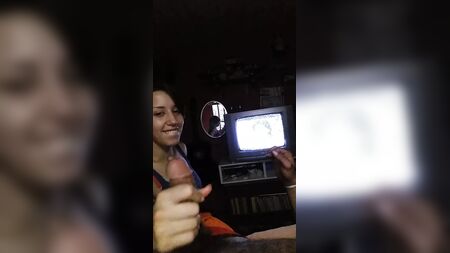 فتاة صغيرة تمص بشكل مثير