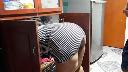أمارس الجنس مع خالتي في المطبخ