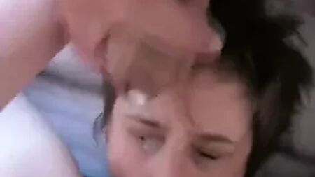 زوجة خائنة خاضعة تتلقى اللعق وتُغطى بالسائل المنوي
