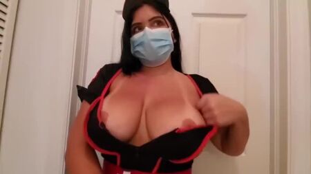 ممرضة ذات مؤخرة كبيرة تساعد مريضًا على التخلص من انتصابه المزمن