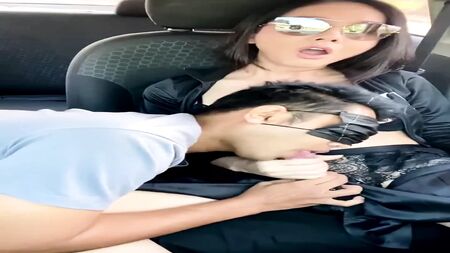 سائل منوي ساخن من فتاة متحولة جنسيًا في فم شاب